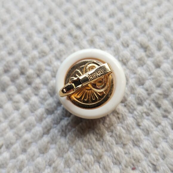 Crown Trifari Gold Tone White Lucite Mushroom Brooch Pin and Earrings Set Signed - Picture 3 of 7